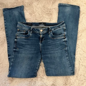 Blå jeans från LTB - Snygga blå low waist ltb jeans i toppen skick! Storlek W30 L36. Midja 86 cm Innerbenslängd 84 cm