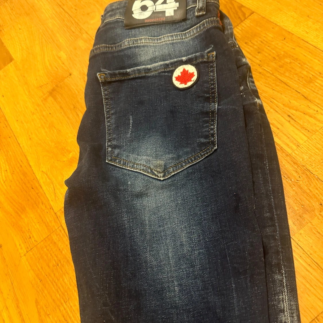 Mörkblå jeans med slitningar och färgstänk - 2