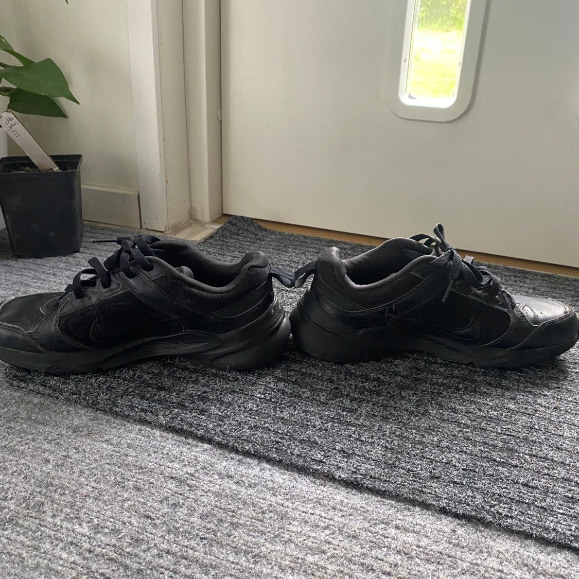 Svarta Nike sneakers med snörning - 1