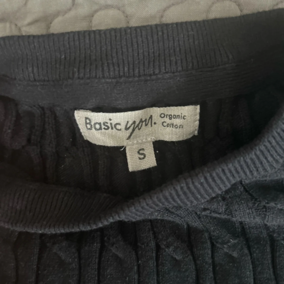 Svart kabelstickad tröja från Basic You - 1