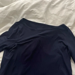 Intimissimi tröja - Säljer denna mörkblå långärmade topp från Intimissimi. Toppen är i storlek S