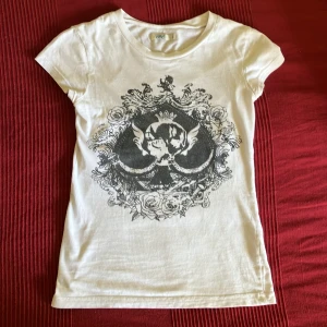 T-shirt - Superfin men har bytt stil. Tröjan är urtvättad och har missfärgningar i båda armhålorna men kunde inte få med det på bild, kan däremot försöka ta nya bilder på det. Finns en liten fläck på framsidan (bild 4). Jag har lagat en trasig söm vid en av armhålorna men det syns inte. Hör av dig vid frågor 💕