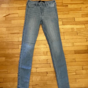 Ljusblå high-rise jeansleggings från Hollister - Säljer ett par ljusblå high-rise jeansleggings från Hollister. Jeansen har en smal passform,  stretch och är i storlek W27 L30. Aldrig använda.