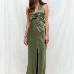 Balklänning  - En superfin mörkgrön balklänning!! Säljer den då jag råkade köpa för liten storlek, men den är i storlek 39 och är justerbar i längden upptill då men knyter bakom nacken!🌸🌸