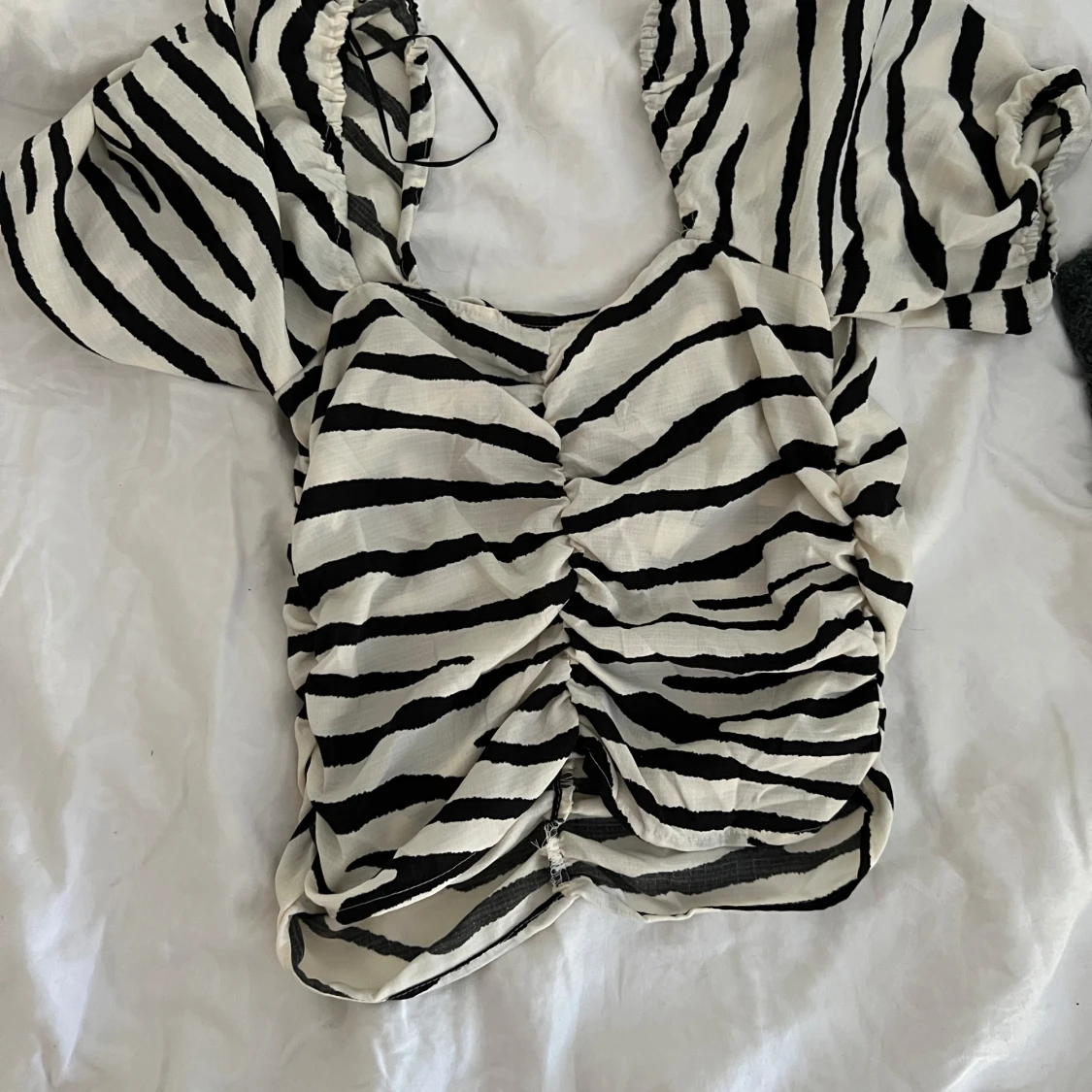 Zebramönstrad topp med puffärmar och knyt - 1