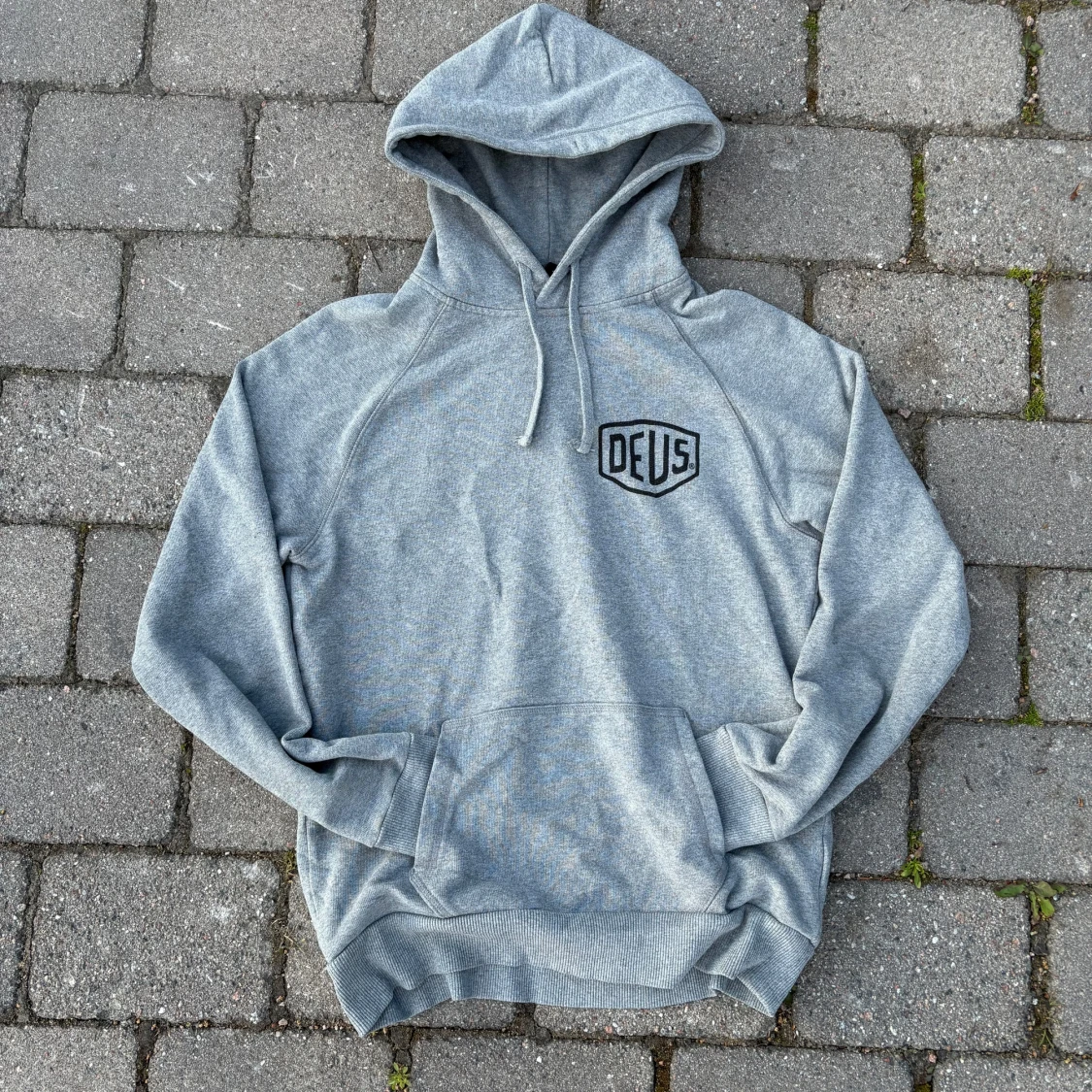 Grå hoodie från Deus Ex Machina