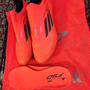 Hej säljer dessa elite f50 i storlek 39.5 - Hej säljer dessa f50 elite i storlek 39.5. Pga är inte behov av de längre.  Är använda 3-4 gånger. Nytt pris för dessa är 2700kr men kan släppa för 800 vid snabbaffär.