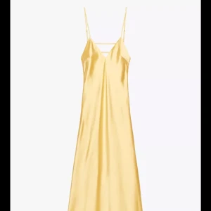 Ljusgul långklänning i satin med smala axelband - Säljer denna populära, eleganta långklänning i ljusgulfärgad satin med smala axelband och v-ringning. Klänningen har en öppen rygg med dekorativa band och en mjukt fallande siluett. Perfekt för sommarens speciella tillfällen. Slutsåld i alla storlekar och säljer då den inte satt som jag tänkte mig och var lite kort.