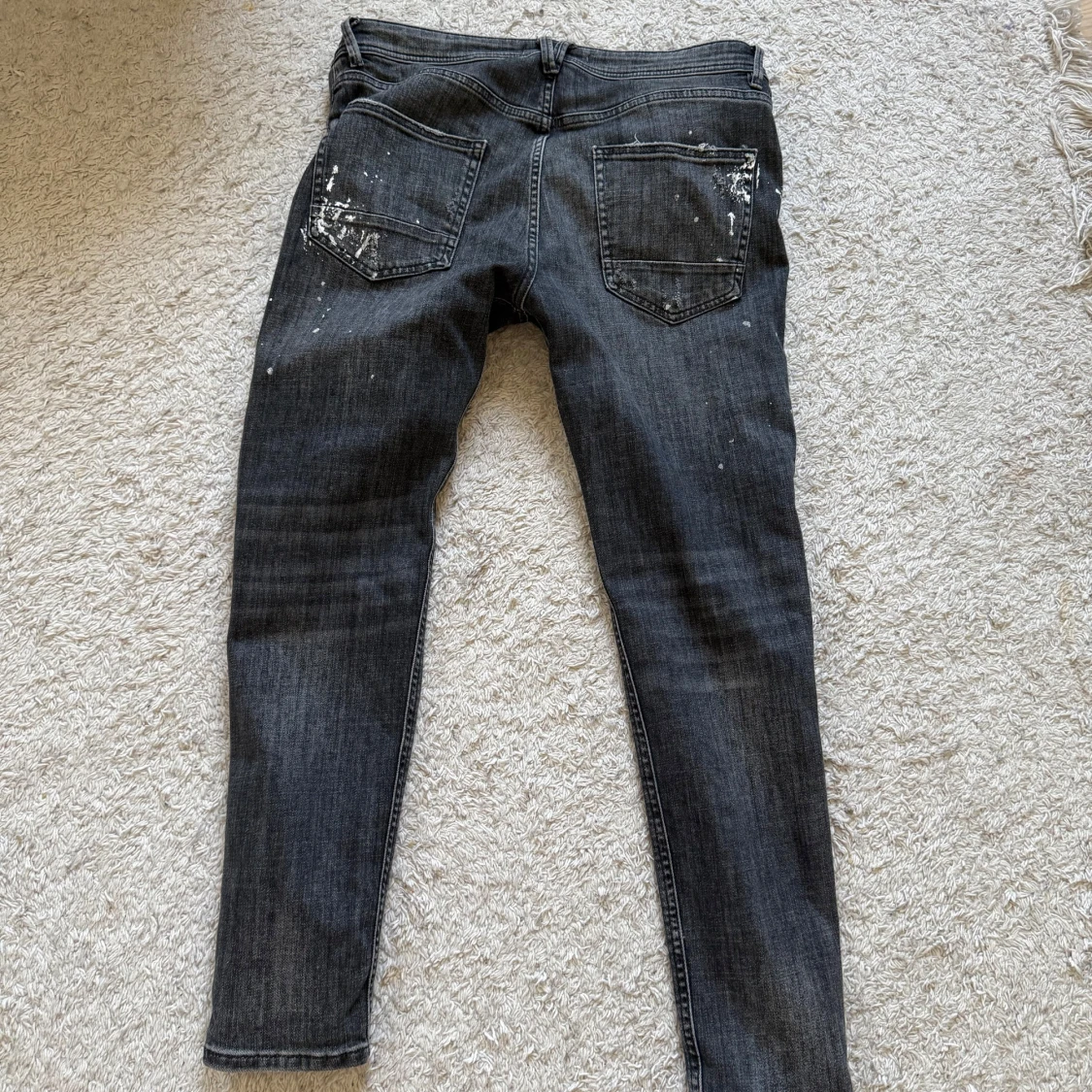 Svarta slitna jeans med färgstänk - 1