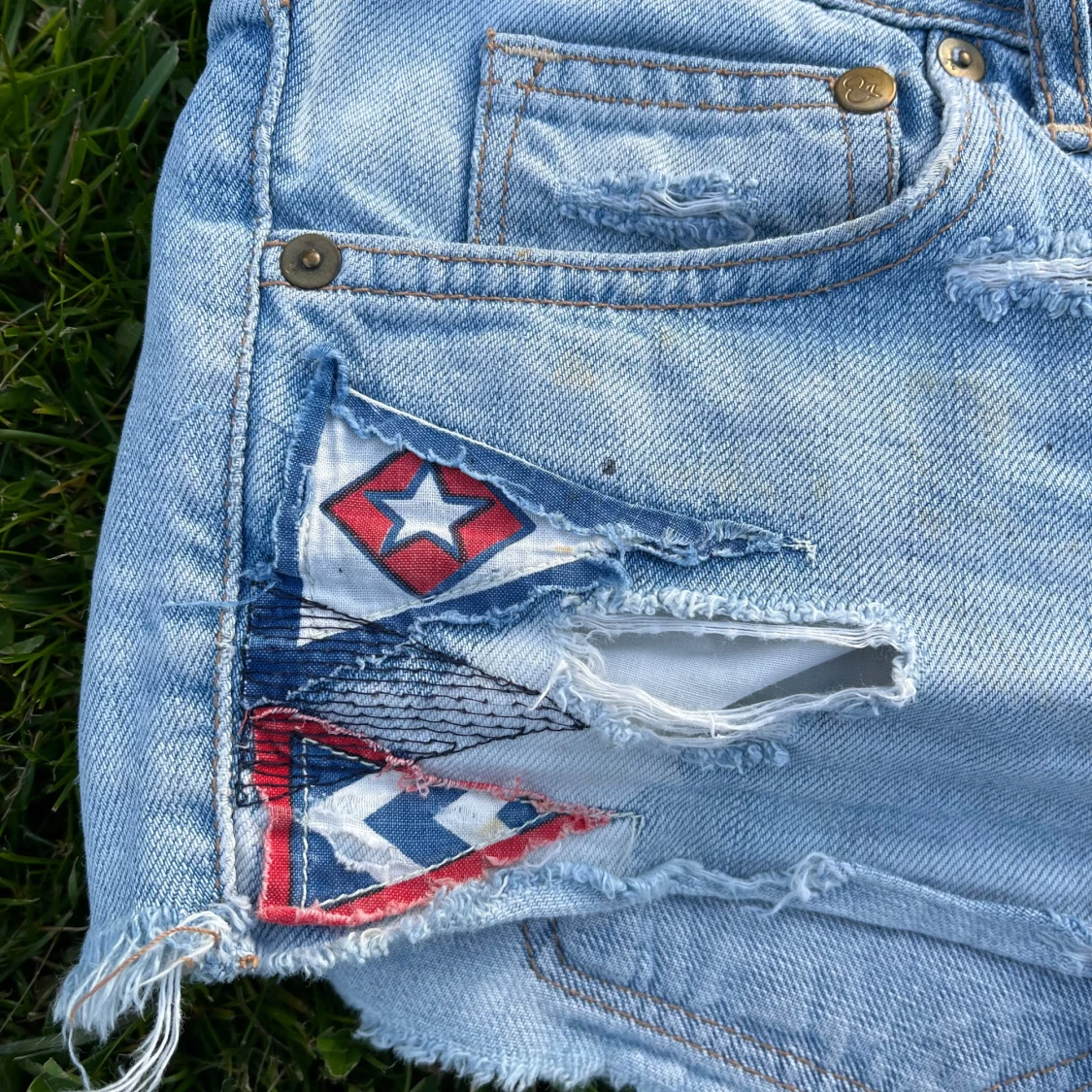 Ljusblå jeansshorts med patchar och slitningar - 3