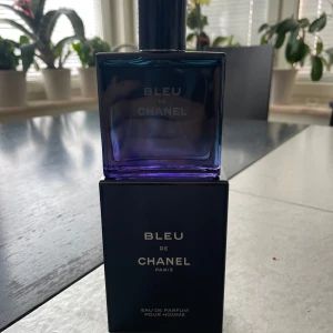 Chanel De Bleu - Säljer nu min Chanel De Bleu parfym 50ml. Flaskan är helt oanvänd endast öppnad. Vid frågor är det bara att skriva🤝