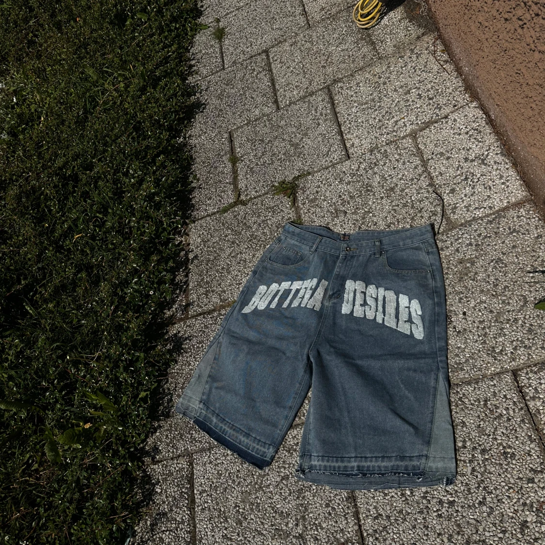 Blå jeansshorts med tryck från Rotten Desires - 1