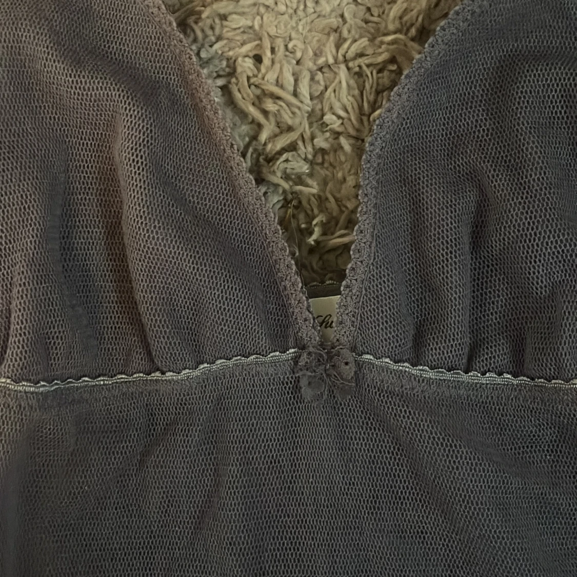 Grå mesh-linnetopp med spetsdetaljer - 1