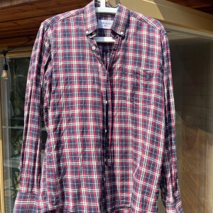 Our Legacy Skjorta - En sällsynt Our Legacy skjorta som liknar en flannel. Skjortan är i mycket bra skick utan defekter. Skjortan är i storlek S-M. Om du undrar något är det bara att fråga!