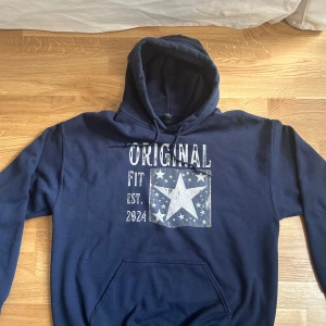 Hoodie från scndi  - Mörkblå hoodie med vit text och stjärntryck framtill. Huva med dragsko och magficka. Perfekt för en avslappnad stil. Nypris: 800 mitt pris: 599. Använt en gång säljer då den är lite för stor för mig. Kom med frågor har ej bestämt på priset. 