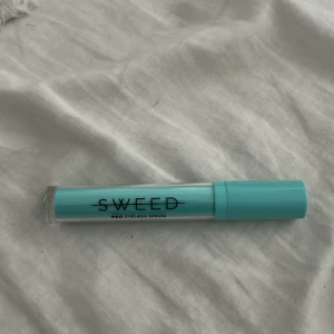 Sweed Pro Eyelash Serum - Ett ögonfransserum från Sweed i en stilren turkos tub med svart text. Kommer med en smal applikatorpensel för enkel applicering vid fransraden. Perfekt för dig som vill boosta dina fransar och få dem att se fylligare ut.