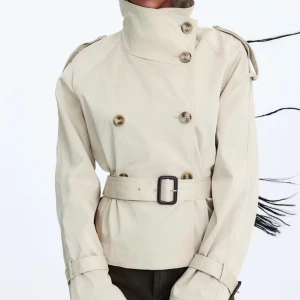 Beige trenchcoat med bälte - SÖKER‼️denna trenchcoaten i storlek S till L. Hör av er ifall ni vill sälja🫶🏻🫶🏻