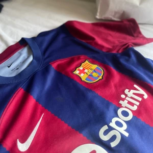 FC Barcelona hemmatröja Nike - Säljer en äkta FC Barcelona tröja som är köpt för 1199kr säljer dock för 400 + frakt men priset kan diskuteras,säljer då jag inte använder den och ångrar priset lite nu,änvänd ungefär 5 gånger men inga fläkar elr något smutsigt jag har kvar kvitto med om de inte är kastat men gick inte att lämna tillbaka eftersom jag haft den i nån månad 😔