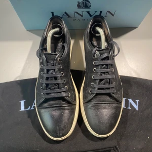 Lanvins - Hej! Säljer nu mina skor från märket Lanvin, storlek 10/44 bra skick, givetvis äkta. Tveka inte på att höra av dig om du har frågor eller funderingar kring skorna! 