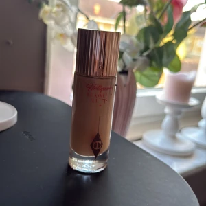 Charlotte tilbury foundation - Säljer mina Charlotte tilbury då den är ljus. Använd 4 gånger. Ungefär 80% kvar om inte mer. BARA ANVÄND PÅ HAND INTR ANSIKTE
