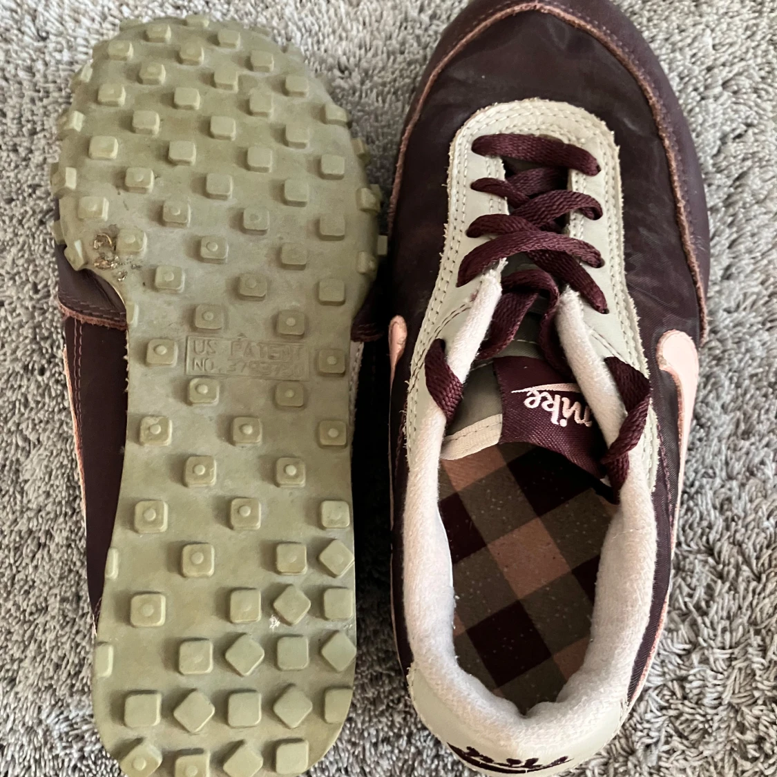 Mörklila Nike sneakers med rosa swoosh - 3