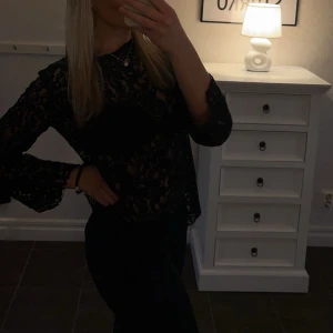 Svart spetsblus💕 - Svart spetsblus, perfekt till festligheter eller vardag💕Är i storlek m men sitter bra på mig dom har xs/s. Ingen aning om märke då jag köpte på Sellpy 