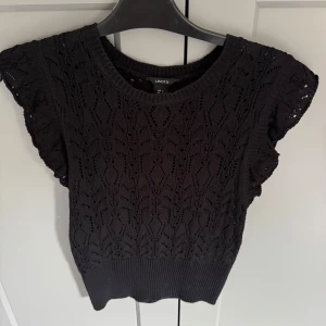 Svart stickad blus Lindex  - Jättefin svart stickad blus/ topp från Lindex. Endast använd en gång så nästan som ny