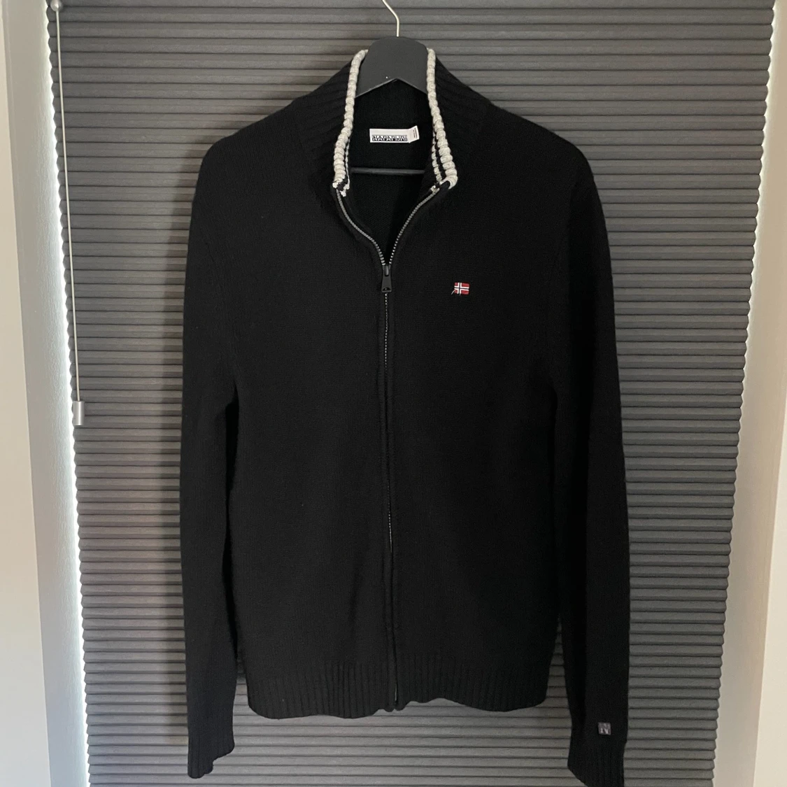 Svart stickad fullzip från Napapijri