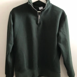 Mörkgrön halvzip tröja från PAK - Half zip tröja från Zara Storlek S