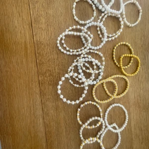 Armband (vita o guldiga) finns fler färger i min profil - Flera olika armband (finns i fler färger på min profil) 