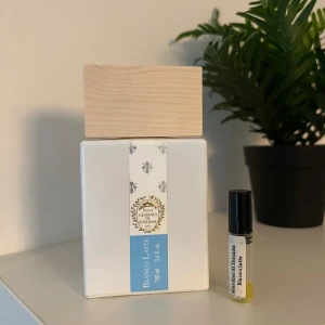 Bianco Latte Eau de Parfum från Giardini di Toscana - Bianco Latte Parfym, med noter av vanilj och karamell. 2 ml för 45kr. 2x2ml kostar 80kr. 5 ml för 110kr. Meddela vid intresse. Frakt kostar 20kr.