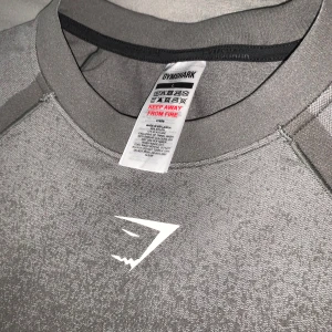 Gymshark shadow - Säljer en sällsynt och eftertraktad Gymshark shadow seamless tröja i färgen grå. Tröjan är endast testad men aldrig använd vid träning. Alla dessa varianter är slutsålda och perfekt för er som inte fick tag på en onyx. Tröjan är i storlek L men skulle passa en större M. Hör av er vid funderingar 😊