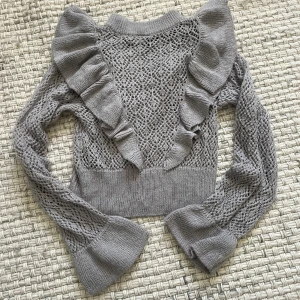 Stickad tröja  - En jätte gullig stickad tröja som är grå från h&m (divided) i storlek XXS men skulle säga att den också passar xs🥰inga defekter 