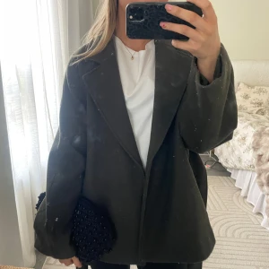 Grön kappa - Så fin kappa i en mörkgrön färg✨Den är i fint skick och passar till jättemycket!! Man kan antingen ha den öppen eller så kan man knyta den beroende på hur man vill💕💕skriv om du har frågor eller funderingar⭐️💗💗