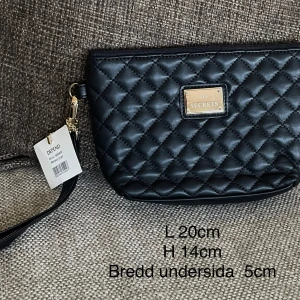 Helt ny sminkväska från modellen Monaco och märket Depend. Prislapp kvar! - Den här sminkväskan är det bästa du kan unna dig själv! Den är svart och gjord i skinn. Modellen heter Monaco och kommer från Depend. Den har en rem som man kan ha runt handleden eller helt enkelt som en handväska. Den är helt ny och har prislapp kvar. Helt perfekt inför sommarens äventyr! Mått; L 20cm H 14cm Bredd undersida 5cm