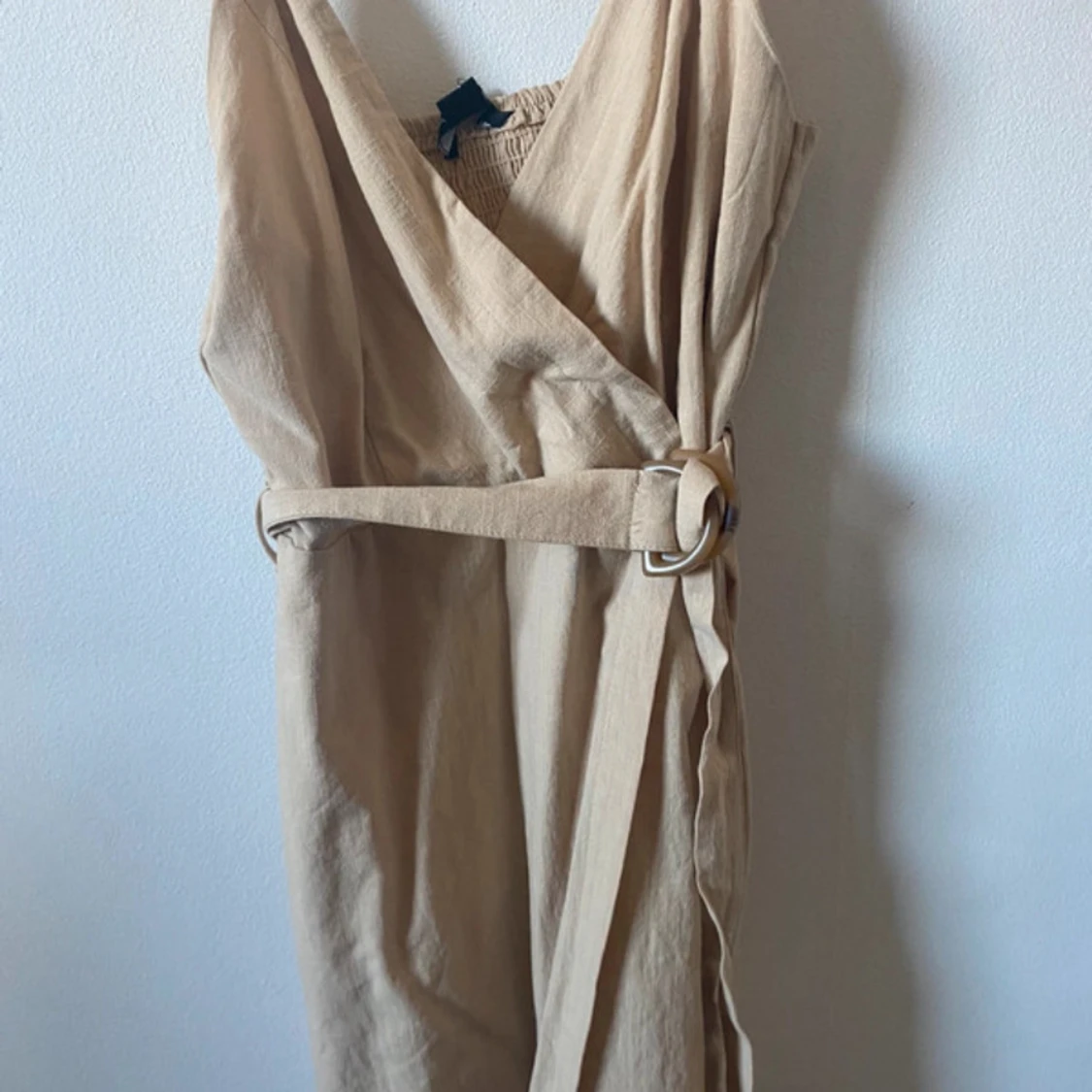 Beige omlottklänning med bälte från Amisu