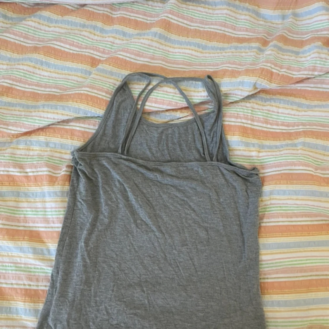 Grå linnetopp med korsade axelband - 2