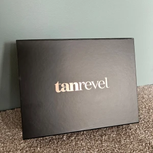 Tanrevel Tanning Kit - Tanrevel Tanning Kit  Perfekt för att enkelt applicera brun utan sol hemma. Laddare tillkommer även!!💞💞