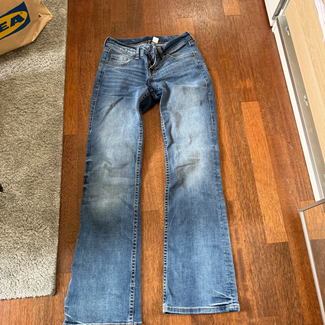 Blåa botcut jeans - 1