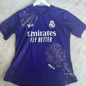 Real Madrid lila spelarversion  Mbappé #9 - Säljer en lila Real Madrid spelarversion fotbollströja med Mbappé och nummer 9 på ryggen. Tröjan är använt fåtal gånger och är i princip helt ny! Eftersom den är i spelarversion så sitter plagget lite mindre, och kan ses som storlek S.