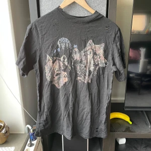 Varg- t-shirt🔥 - Cool svart t-shirt med tryck av två vargar på bröstet. T-shirten har korta ärmar och rund halsringning. Materialet är mjukt bomullstyg och passformen är normal. Perfekt för dig som gillar djurmotiv och en avslappnad stil.