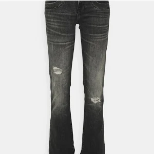 Svarta bootcut jeans från ltb - Snygga gråa/svarta ltb jeans som är spretade ner till 