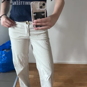 Beiga lågmidjade kostymbyxor - Säljer ett par beiga lågmidjade kostymbyxor. Använt fåtal gånger, i mycket bra skick!. Perfekta till vår och sommar för en clean och fräsch look.