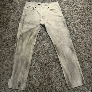 Dior homme dirty snow jeans - Dior homme ”dirty snow jeans” från Hedi slimanes tid hos dior. Jeansen är från den ikoniska kollektionen SS06 ”The world was a mess but his hair was perfect”. Så jeansen är nästan 20 år gamla men den ända defekten som finns förutom ålders spår är att en av bältlooparna gick av men den är sydd tillbaka på sin plats. Priset är ej hugget i sten!