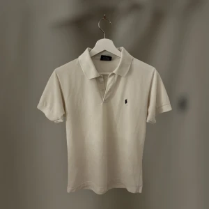 Polo piké st S - Säljer en fett piké från polo, den passar sjukt bra nu till sommaren och kommer för ett bra pris, priset är ej hugget i sten så hör av er vid intresse😄🤝 