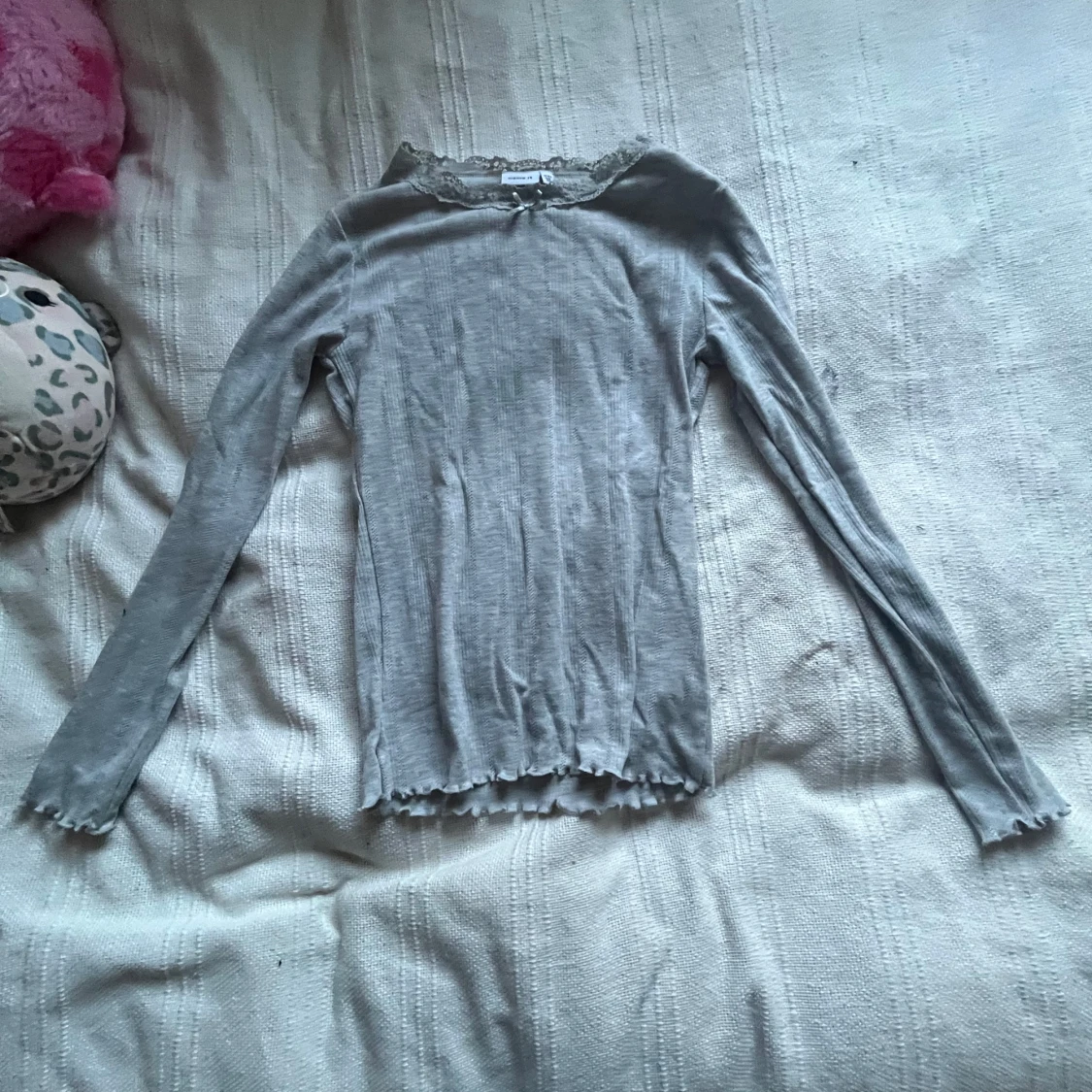 Grå spets tröja med rosett från Name it