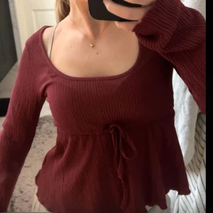 Vinröd topp Nelly - Såå fin vinröd topp ifrån Nelly som är helt slutsåld!!!! I så fint skick ❤️