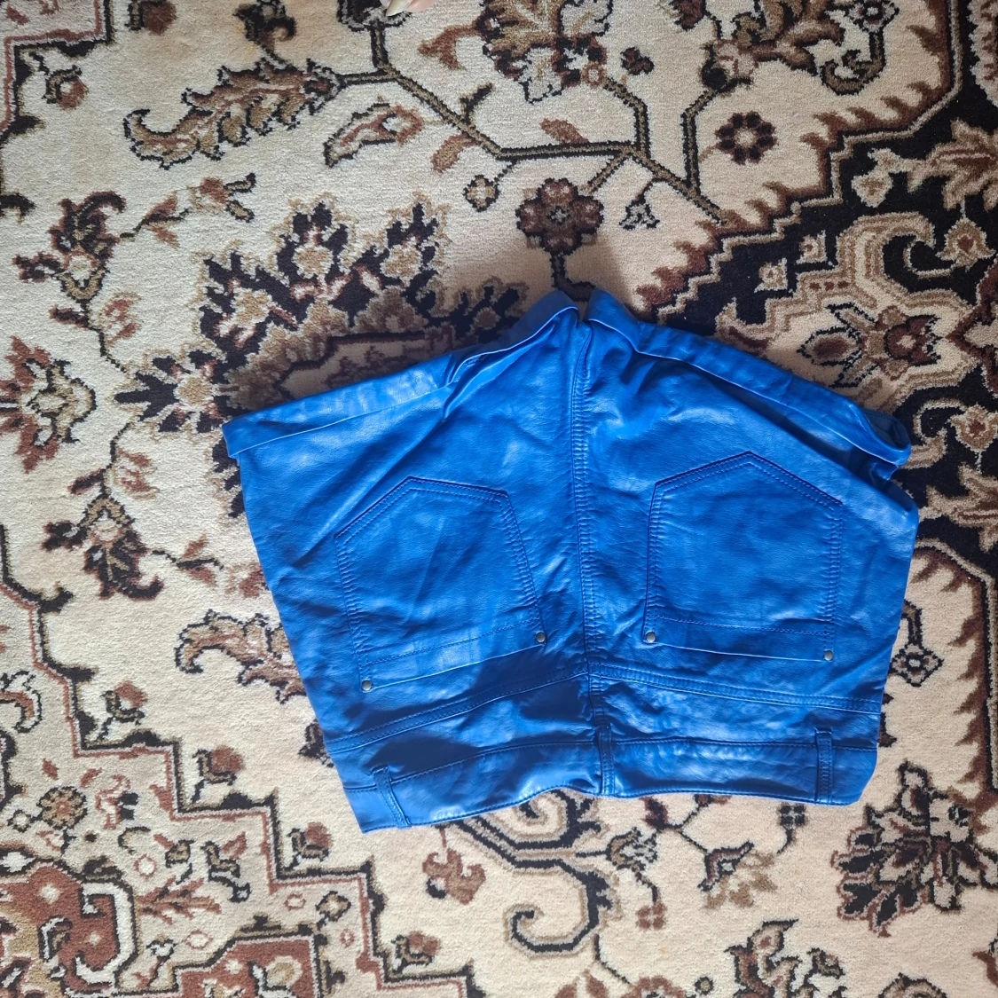 Blåa shorts i skinnimitation - 1