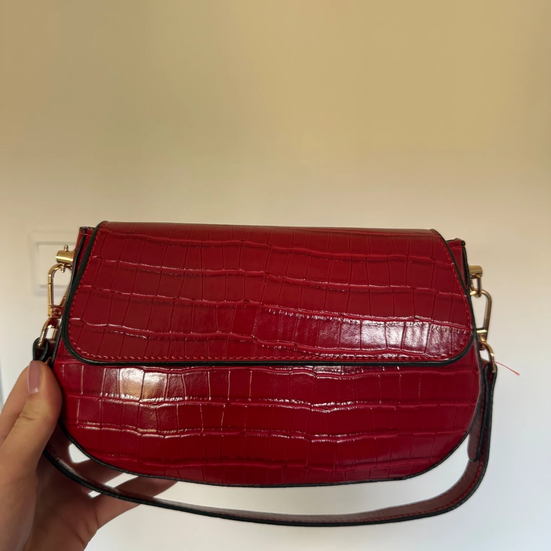 Röd axelväska i skinn