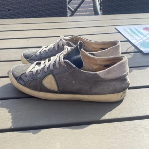 Philipe modell  - Säljer ett par philipe modell som är perfekta nu till sommaren. Skorna är använda men väldigt bra skick👍 Gillar du inte priset är de bara att höra av sig så kan vi se om vi kan lösa något 